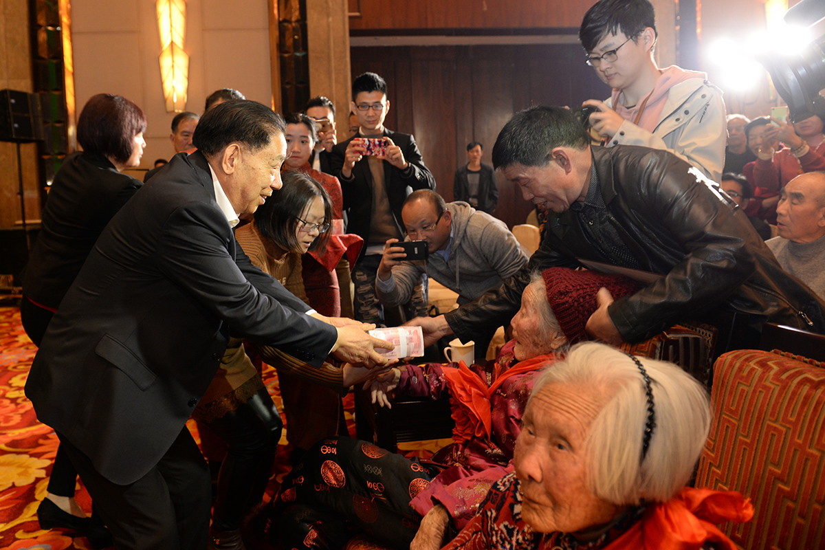 紅豆集團(tuán)股東會會長耀庭慈善基金會名譽(yù)理事長周耀庭為百歲老人發(fā)放愛心補(bǔ)貼